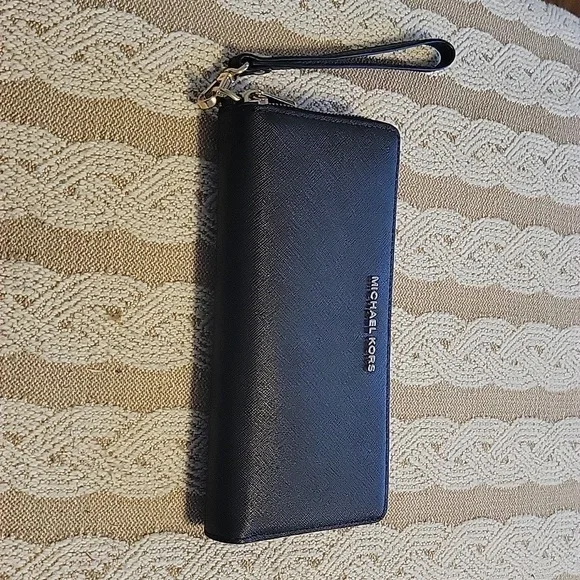 MK walletp8 - Picture 2 of 16